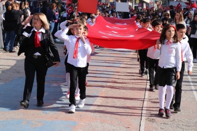 Bolu'da Cumhuriyet Bayramı Binlerce Kişinin Katılımıyla Kutlandı