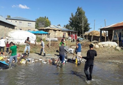 El Ele Veren Gençler, Köylerindeki Çöpleri Temizledi