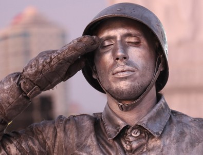 İzmirli 'Canlı Heykel'den 24 saatlik rekor