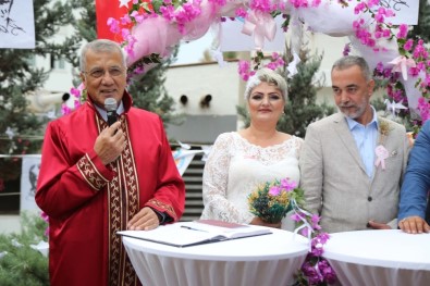 Kanseri Yendi, Nikah Masasına Oturdu