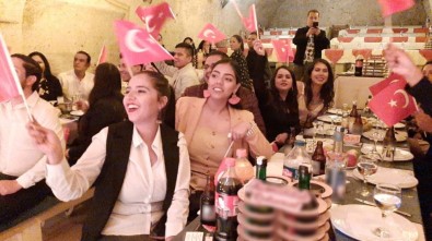 Kapadokya'da Meksikalı Turistlerden Cumhuriyet Kutlaması