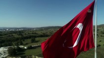 Kara Yolunda Dalgalanan Dev Türk Bayrağı