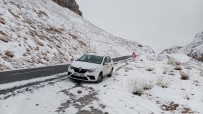 YAĞAN - Karapet Geçidi'nde Yılın İlk Karı Yağdı