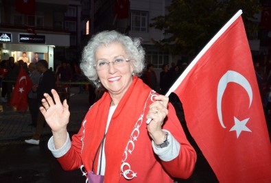 Kırşehirliler, Cumhuriyet Yürüyüşünde Meşale Yakıp Türk Bayrağı Açtı