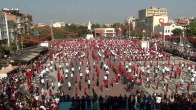 Manisa'da 1923 Kişi Aynı Anda 'Harmandalı' Oynadı