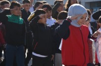 MEHMETÇIK - Öğrencilerden Geçit Töreninde Mehmetçiğe Selam