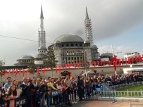 TAKSIM CUMHURIYET ANıTı - Taksim Meydanı'nda  '29 Ekim' Coşkusu