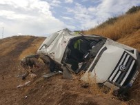 YOLCU MİNİBÜSÜ - Yolcu Minibüsü Şarampole Yuvarlandı Açıklaması 19 Yaralı