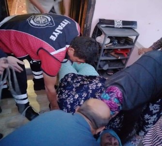 Yürüme Yetisini Kaybeden 170 Kilo Ağırlığındaki Yaşlı Kadını İtfaiye Ekipleri Evine Taşıdı
