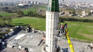Arnavutköy'de Depremde Hasar Gören Caminin Minaresi Sökülüyor