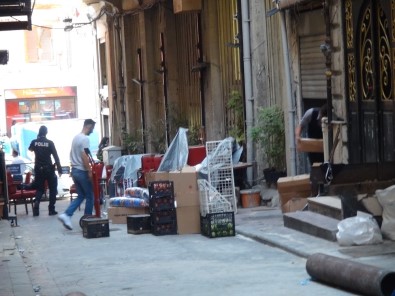 Beyoğlu'nda Çökme Riski Bulunan Binadaki Esnaf Eşyalarını Tahliye Etti
