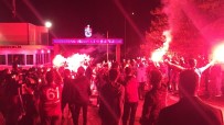 BASEL - Bordo-Mavili Taraftarlar Meşalelerle Takımlarını Stada Uğurladı