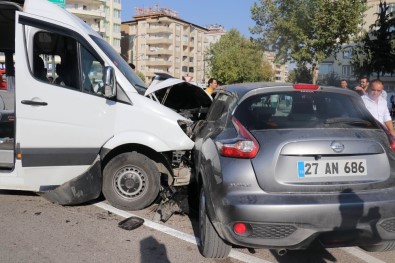 Gaziantep'te Öğrenci Servisi Kaza Yaptı Açıklaması 6 Yaralı
