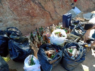 Gönüllüler Top Tepesi'nden Çöp Topladı