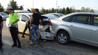 OLIMPIYAT - Işıkta Bekleyen Otomobile Arkadan Çarptı Açıklaması 1 Yaralı