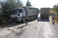 FETHİ SEKİN - Kamyonlar Çarpıştı Açıklaması 1 Yaralı