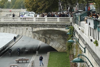 Paris'teki Bıçaklı Saldırgan Polis Çıktı Açıklaması 4 Ölü