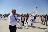 UÇURTMA ŞENLİĞİ - Rektör Öğrencilerle Uçurtma Uçurdu, Türkü Söyledi