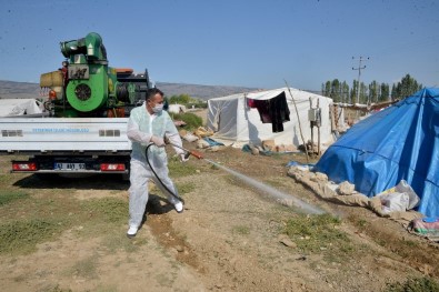 Tarım İşçilerinin Çadırları İlaçlanıyor