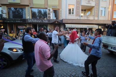 Yabancı Turistler Gelin Ve Damadı Araçtan İndirip Çiftetelli Oynadı