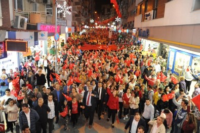29 Ekim Kutlamaları İzmir'de Geç Saatlere Kadar Sürdü