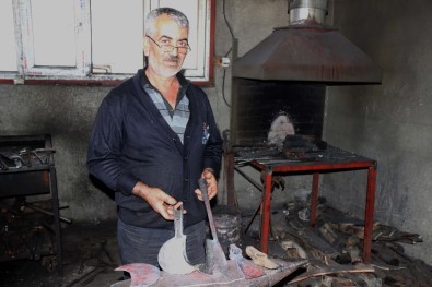 40 Yıllık Demir Ustası, Hurdadan Malzeme Üretiyor