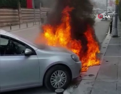 Çekmeköy'de İki Otomobilin Alev Alev Yandığı Anlar Kamerada