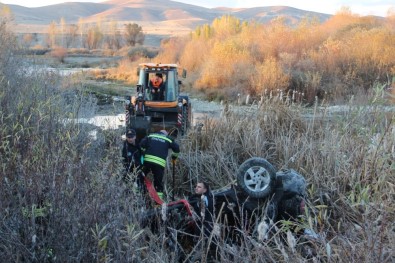 Dere yatağına düşen otomobildeki aynı aileden 3 kişi öldü