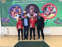 BRONZ MADALYA - Hendek Belediyesi Güreş Takımı Rusya'dan Madalya İle Döndüler