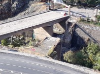 YENİ KÖPRÜ - Heyelan Riski Bulunan İlçedeki Tarihi Köprü Çöktü