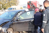 ELEKTRİK DİREĞİ - Kaza Yapan Aracın Kopardığı Bariyer Kazaya Neden Oldu