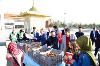 DAMAT İBRAHİM PAŞA - Nevşehir Belediye Başkanı Arı, Üniversite Öğrencilere Süt Ve Poğaça İkram Etti