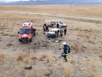 SAĞLIK EKİBİ - Otomobille Minibüs Kafa Kafaya Çırpıştı Açıklaması 3 Ölü, 4 Yaralı