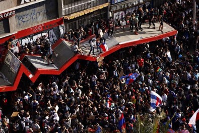 Şili'deki Gösterilerde Ölenlerin Sayısı 20'Ye Yükseldi
