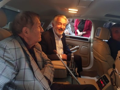 Taksi Bekleyen Eski Başkanı, Makam Aracıyla Evine Götürdü