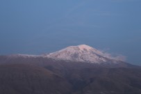 YAĞAN - Ağrı Dağı'na Yılın İlk Karı Yağdı