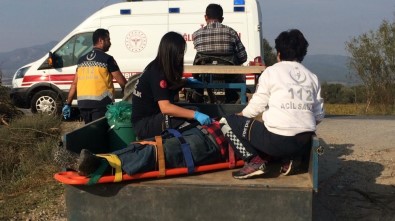 Ambulans Ova Yoluna Giremedi, Yaralı Traktör Kasasında Taşındı