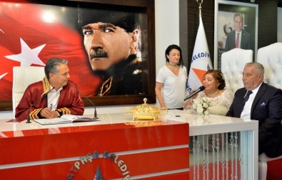 Başkan Uysal Muratpaşa'nın Kadın Muhtarı Ayşe Peçen'in Nikahını Kıydı