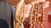 ZILAN - Burhaniye'de Zeytin Çekirdekleri Tespih, Odunları İse Takı Oldu