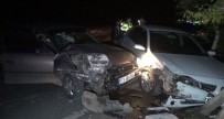 YUSUF YıLDıZ - İki Otomobil Kafa Kafaya Çarpıştı Açıklaması 4 Yaralı