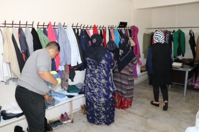 Karaköprü'de İhtiyaç Sahiplerine Kıyafet Yardımı