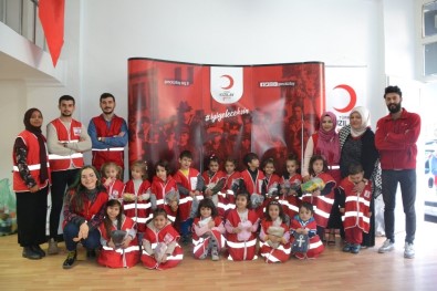 Minik Öğrencilerden Kızılay'a Giysi Bağışı
