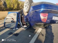 TıP FAKÜLTESI - Otomobil Takla Attı Açıklaması 1 Ölü, 4 Yaralı
