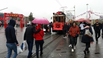 Taksim'de Yağmur Etkili Oluyor