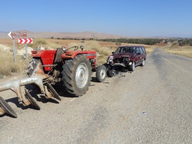 Traktörle Otomobil Çarpıştı Açıklaması 2 Yaralı
