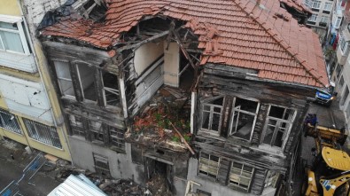Üsküdar'da Çöken Eski Bina Havadan Görüntülendi