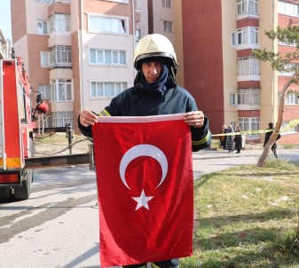 Yangında Aklına İlk Gelen Türk Bayrağı Oldu