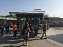 ALTUNIZADE - Altunizade Metrobüs Durağındaki Çözüm Şaşkına Çevirdi