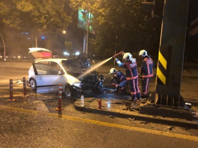 Başkent'te Yön Levhasına Çarpan Otomobil Alev Aldı