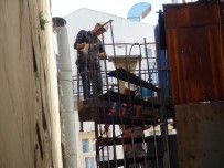 Beyoğu'nda Çökme Riskiyle Boşaltılan Binanın Yangın Merdiveni Söküldü